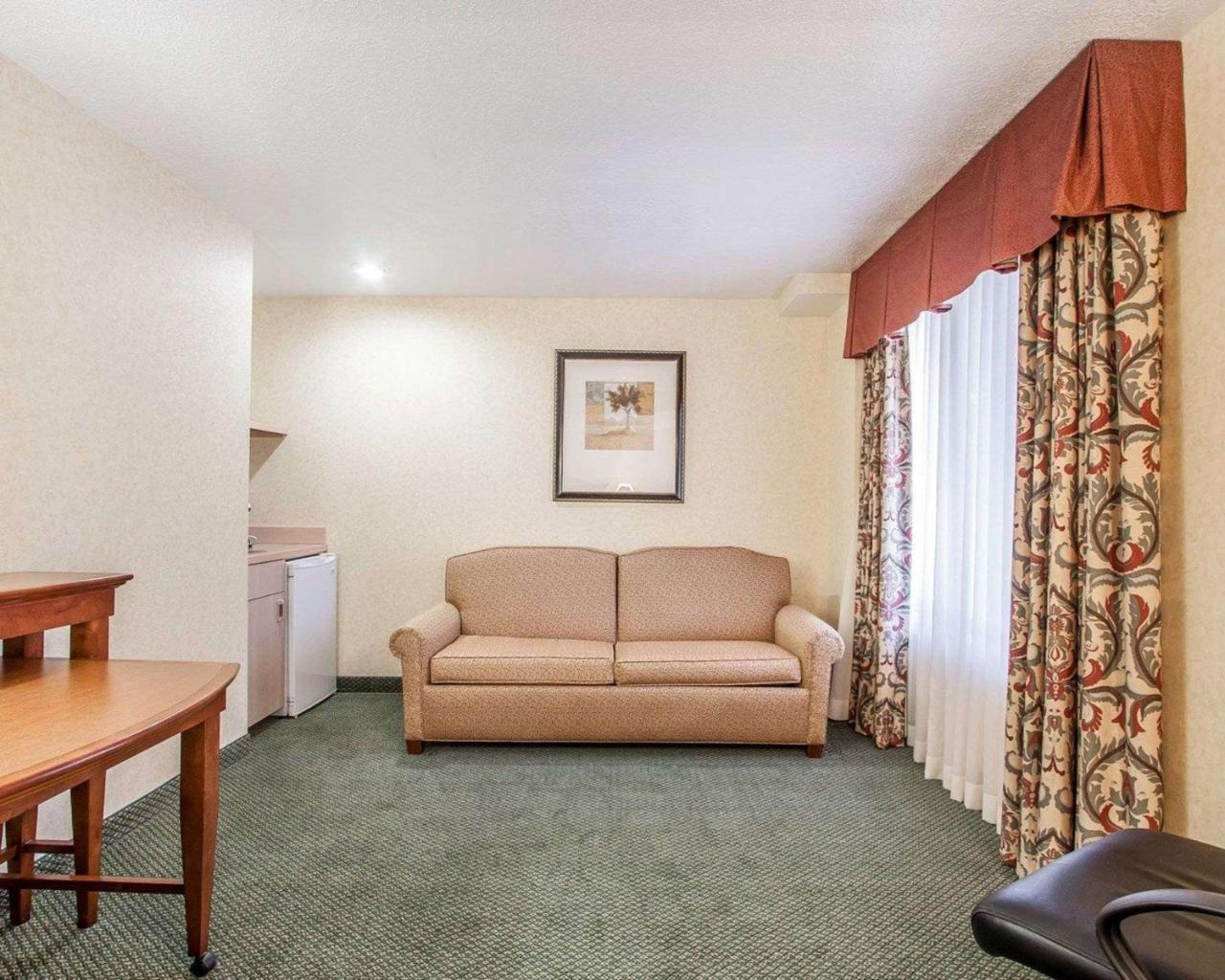 Comfort Inn Conference Center Hillsboro Buitenkant foto